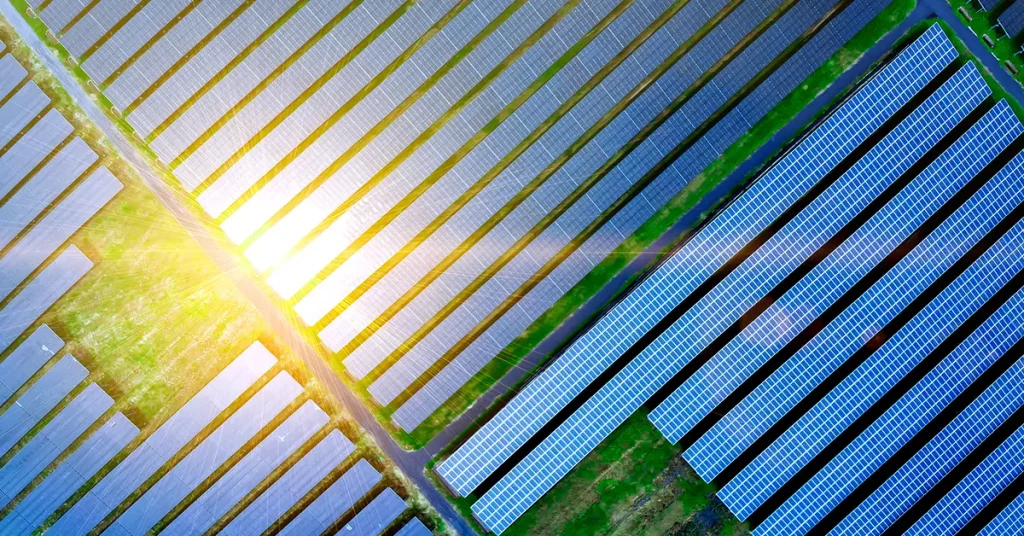 visão aérea de placas solares em uma fazenda solar