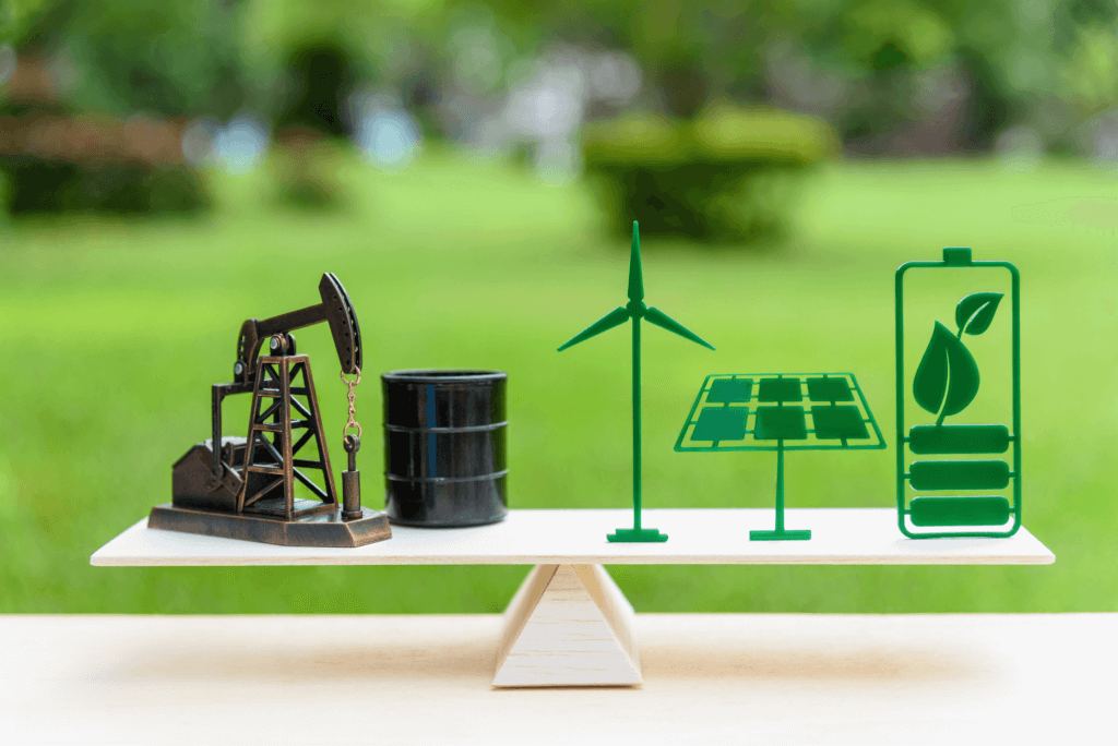 Combustível fóssil vs conceito de energia alternativa limpa renovável/futura: Abóbora de petróleo, barril de tambor de petróleo bruto, painel solar, bateria de folha verde, turbina eólica em escala de balanço de madeira em posição igual.