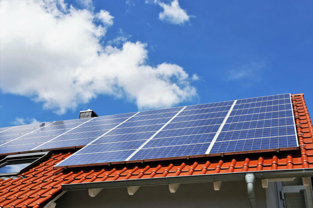 telhado com energia solar em casa
