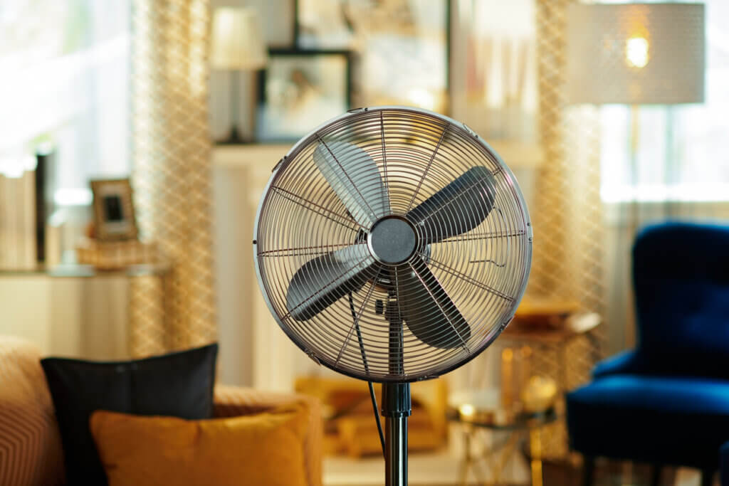 ventilador na sala de estar para representar "ventilador gasta mais que ar-condicionado"