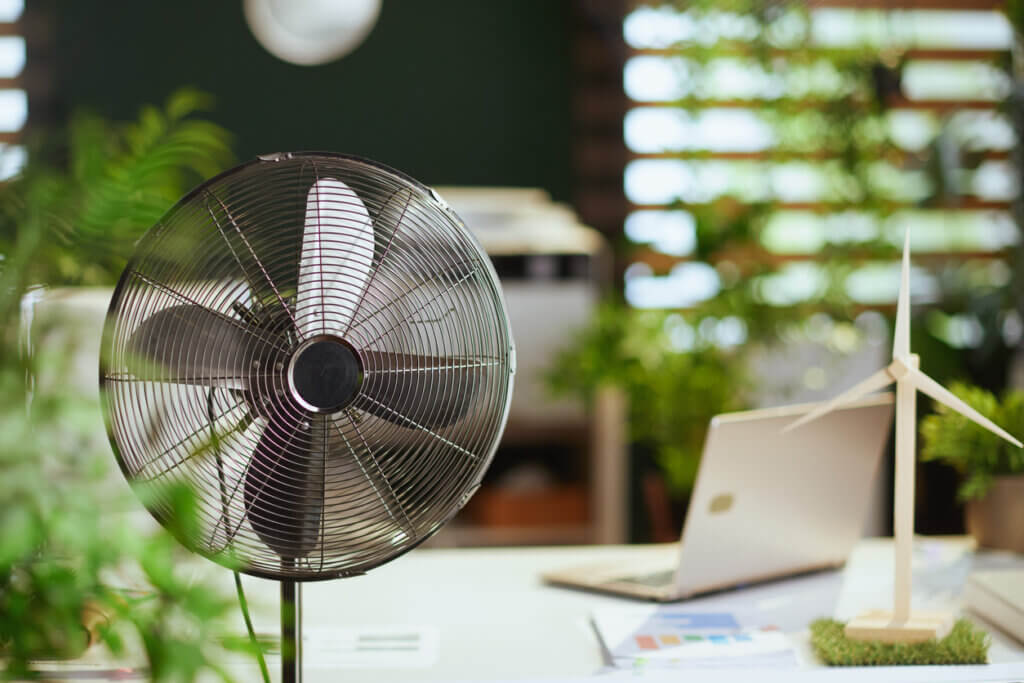 ventilador no escritório para representar "ventilador gasta mais que ar-condicionado"