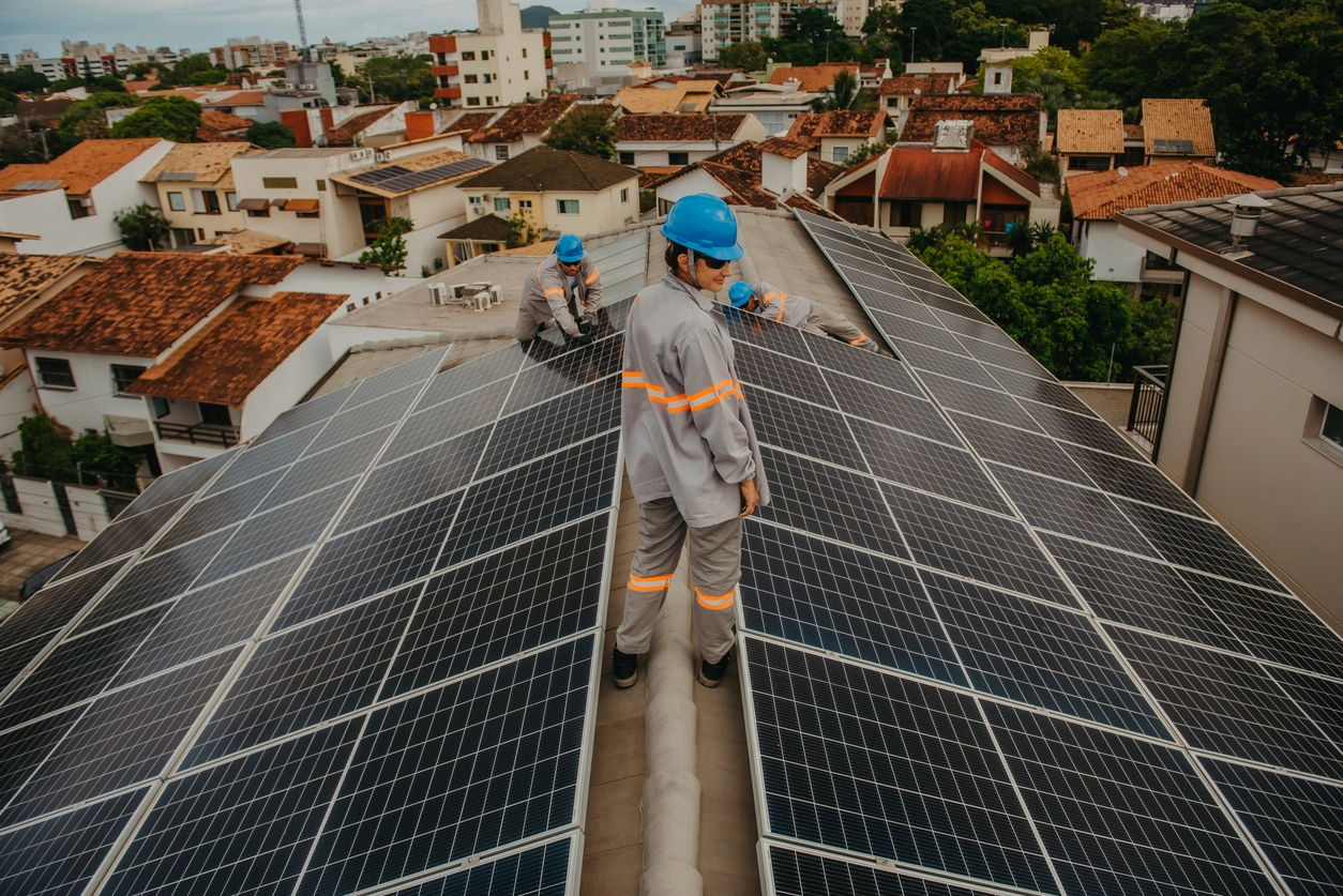 trabalhadores instalando paineis solares no telhado de casa no brasil