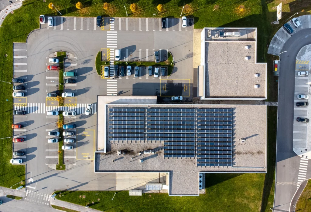 estacionamento de empresa de energia solar com paineis solares no teto