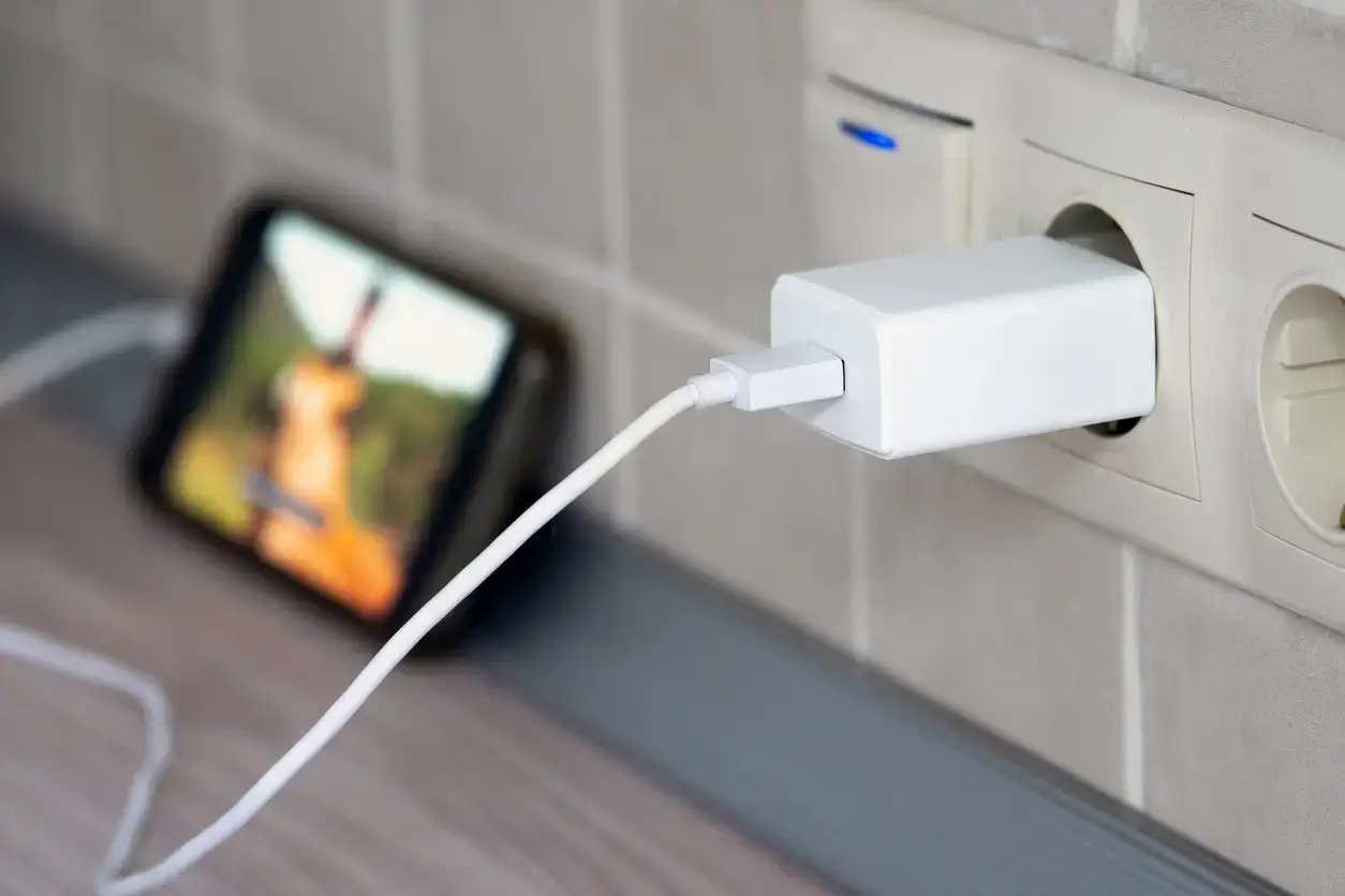 contioutra.com - Voc&ecirc; pode estar jogando dinheiro fora: veja quanto custa deixar o carregador na tomada o m&ecirc;s inteiro