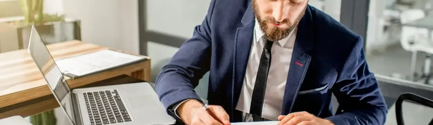 empresário analisando papéis