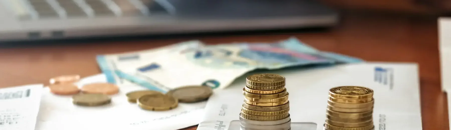 contas de luz com moedas no topo