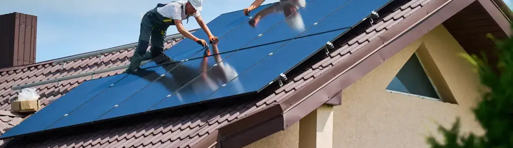 Trabalhador construindo sistema de painel solar fotovoltaico no telhado da casa