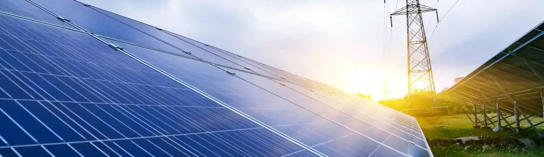 Imagem de placas solares ao entardecer