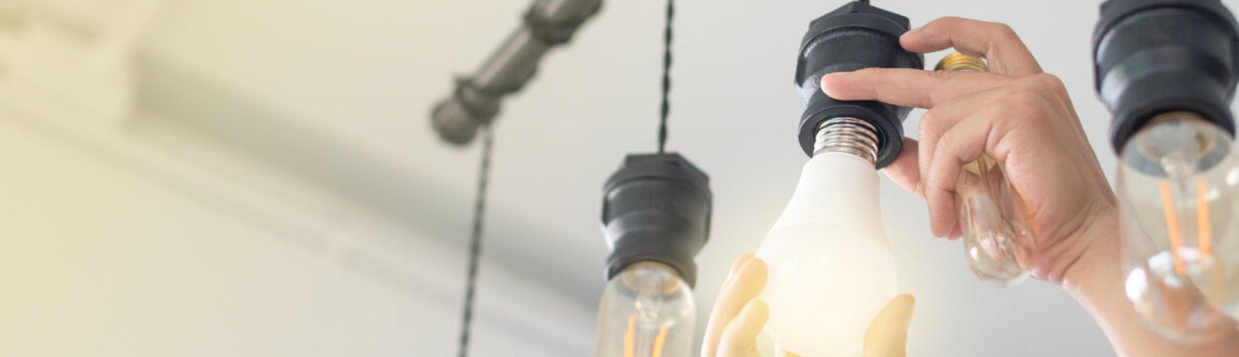 homen trocando a lampada