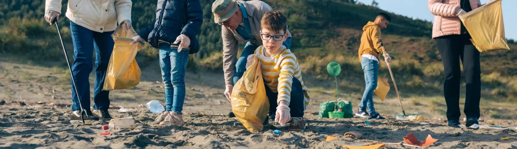 pessoas recolhendo lixo e praticando a consciência ambiental